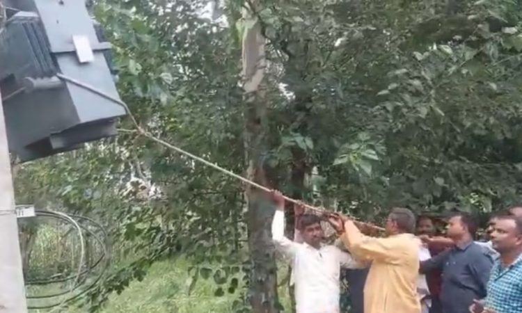 सीतापुर के हरगांव में खराब ट्रांसफॉर्मर की शिकायत पर JE द्वारा असभ्य जवाब...