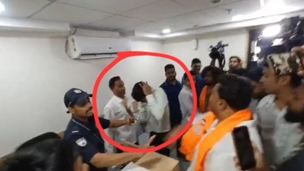 नागपुर के माउंट रोड स्थित यस बैंक शाखा में महाराष्ट्र नवनिर्माण सेना...