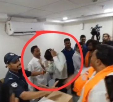 नागपुर के माउंट रोड स्थित यस बैंक शाखा में महाराष्ट्र नवनिर्माण सेना...
