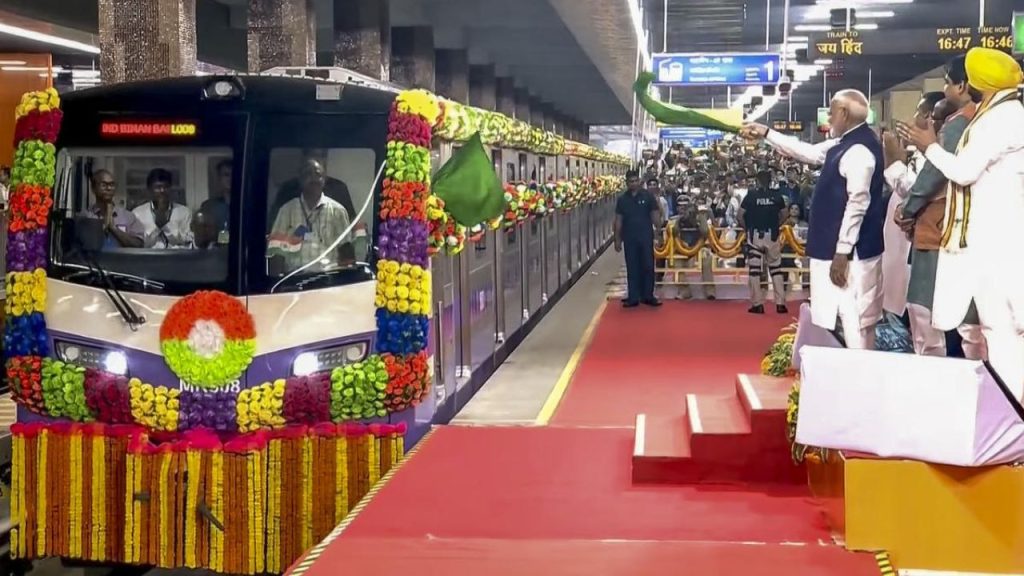 प्रधानमंत्री ने कोलकाता में 13.61 किलोमीटर की नवनिर्मित मेट्रो लाइनों का...
