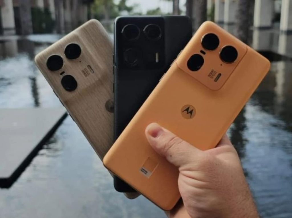 पूरे ₹18000 सस्ता हुआ Motorola का 50MP सेल्फी, 64MP टेलीफोटो कैमरा, 512GB ROM वाला सुपर AI फोन, धूल-पानी भी...