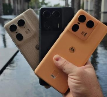 पूरे ₹18000 सस्ता हुआ Motorola का 50MP सेल्फी, 64MP टेलीफोटो कैमरा, 512GB ROM वाला सुपर AI फोन, धूल-पानी भी...