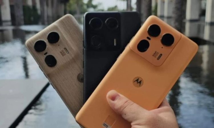 पूरे ₹18000 सस्ता हुआ Motorola का 50MP सेल्फी, 64MP टेलीफोटो कैमरा, 512GB ROM वाला सुपर AI फोन, धूल-पानी भी...
