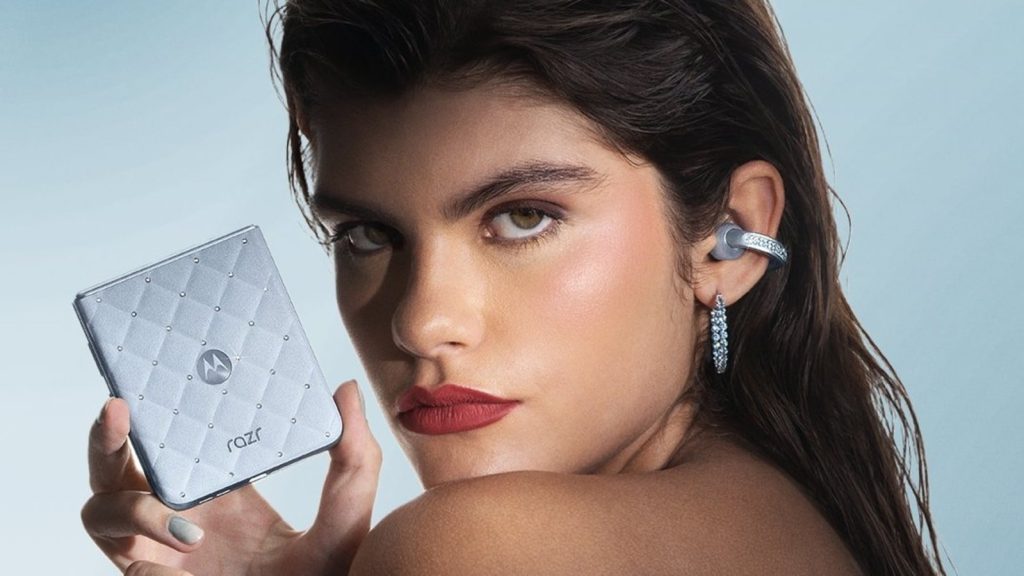 Motorola ने हाल ही में चुनिंदा वैश्विक बाजारों में स्वारोवस्की क्रिस्टल (Swarovski...