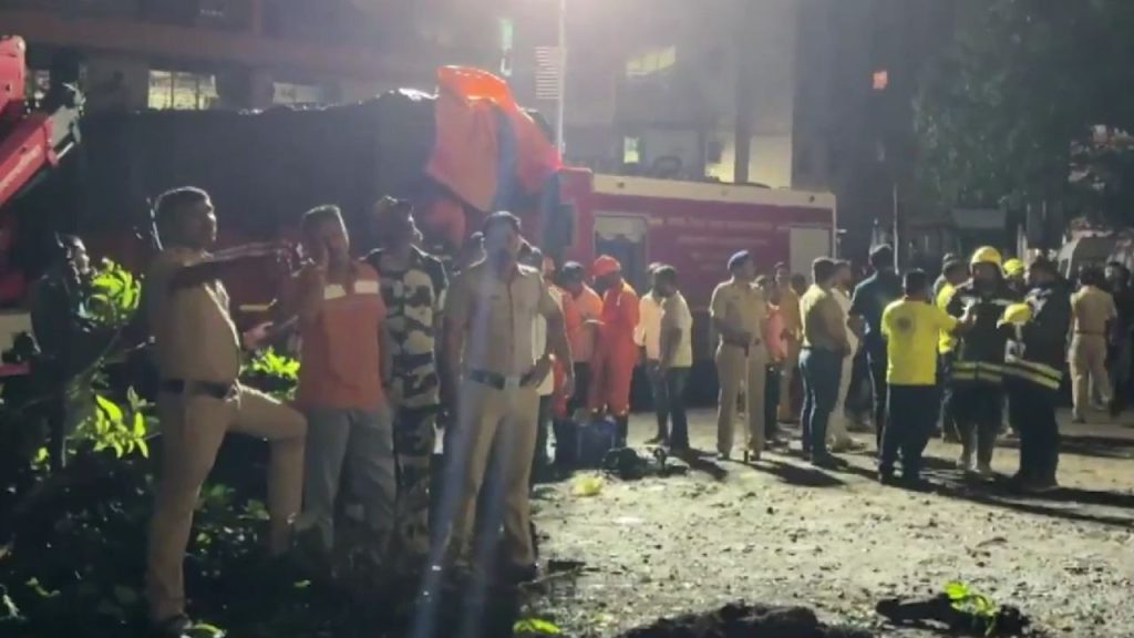 Mumbai Building Collapse: मुंबई के विरार जिले में एक चार मंजिला इमारत का एक हिस्सा ढह गया...