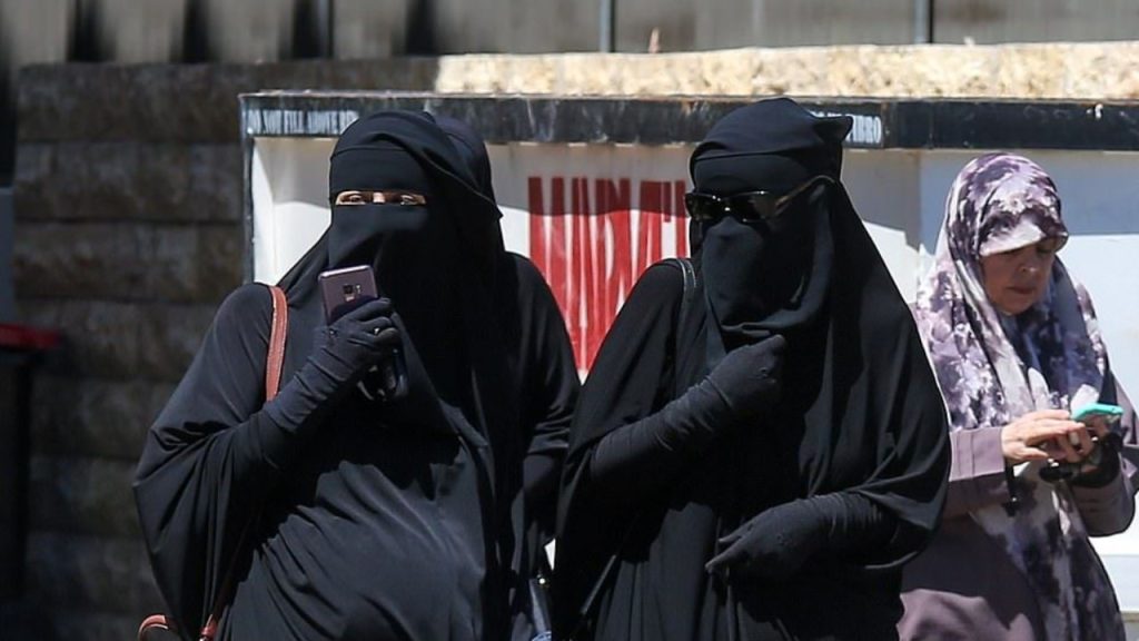 ભિખણપુર ગમતીમાં આમાંની બે મહિલાઓ ઇશાકાક પોલીસ સ્ટેશન વિસ્તારની 3 ટાંકી લેન … इनमें से दो महिलाएं इशाकचक थाना क्षेत्र के भीखनपुर गुमटी नंबर 3 टैंक लेन...