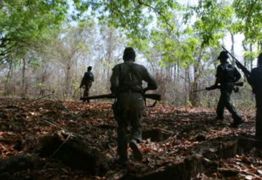 Naxal encounter in Bijapur: बीजापुर में नक्सलियों के साथ मुठभेड़ में दो जवान घायल हो गए. एक...
