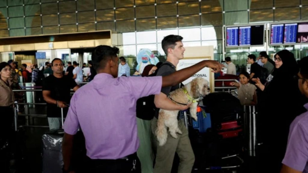 છત્રપતિ શિવાજી, વિલંબ અંગે મુસાફરોના પ્રશ્નના જવાબમાં … देरी के संबंध में एक यात्री के प्रश्न का उत्तर देते हुए छत्रपति शिवाजी...