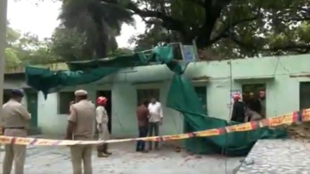 दिल्ली के निजामुद्दीन इलाके में स्थित हुमायूं के मकबरे में बड़ा हादसा हो...