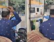 दूध बेचने वाला शख्स अपनी बाइक में तेल डलाने पहुंचा. उसने हेलमेट की जगह लोहे...