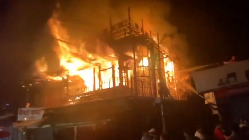 ઓલ્ડ લંડન હાઉસ ફાયર: મ ll લિટલના મોહંકો વિસ્તારમાં એક બિલ્ડિંગમાં અચાનક આગ લાગી. આ … Old London House Fire: मल्लीताल के मोहनको इलाके में मौजूद एक इमारत में अचानक आग लग गई. इस...