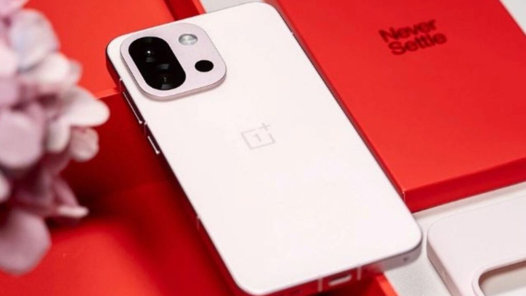 वनप्लस 15 के कैमरा लेआउट के बारे में बड़ी जानकारी सामने आई है। एक लीक...