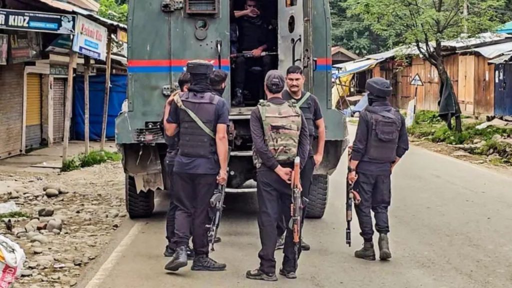 जम्मू-कश्मीर के कुलगाम में आतंकवादियों के साथ मुठभेड़ में दो जवान शहीद हो...