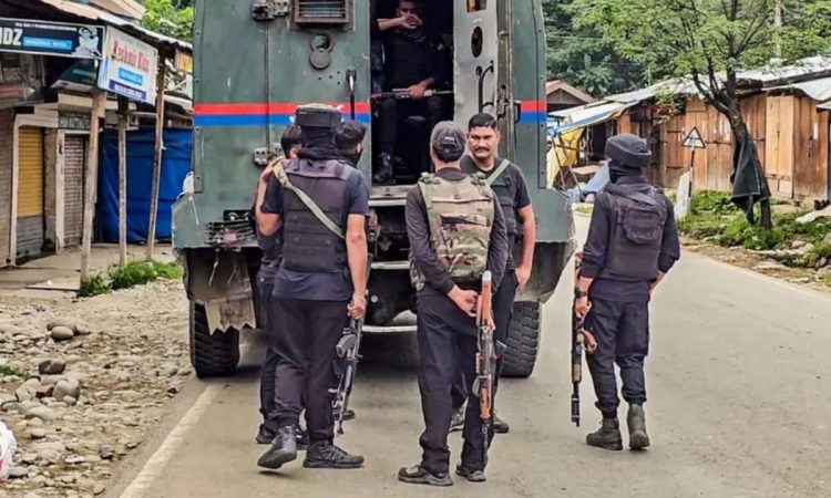जम्मू-कश्मीर के कुलगाम में आतंकवादियों के साथ मुठभेड़ में दो जवान शहीद हो...