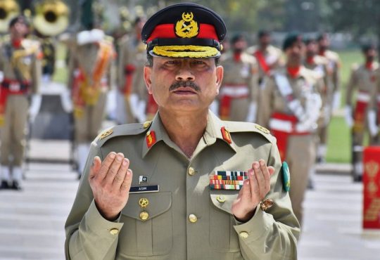 आसिम मुनीर ने एक भाषण में कहा था कि भारत एक चमकती हुई मर्सिडीज की तरह तेजी...