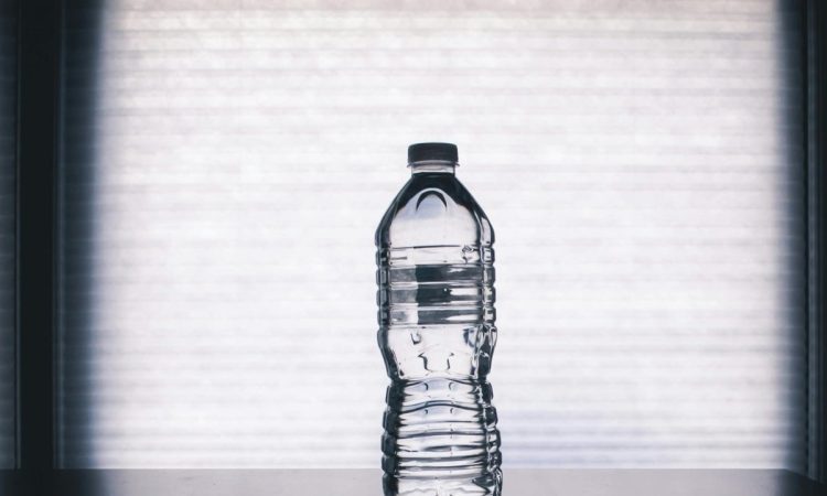 आपने भी रखा है घर में गंगाजल? इन नियमों का जरूर करें...