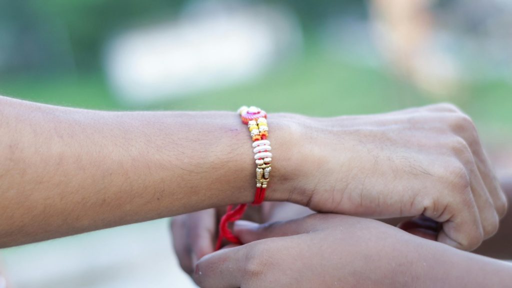 રાખિનો તહેવાર આજે ખૂબ જ ધૂમ્રપાનથી ઉજવવામાં આવી રહ્યો છે. આજે આખો દિવસ રાખિ માટે … राखी का त्योहार आज बड़े ही धूम-धाम से मनाया जा रहा है। आज राखी के लिए दिनभर...