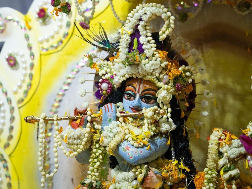 कृष्ण जन्माष्टमी पर करें उपाय, रात 12:04 मिनट से निशिता मुहूर्त होगा...