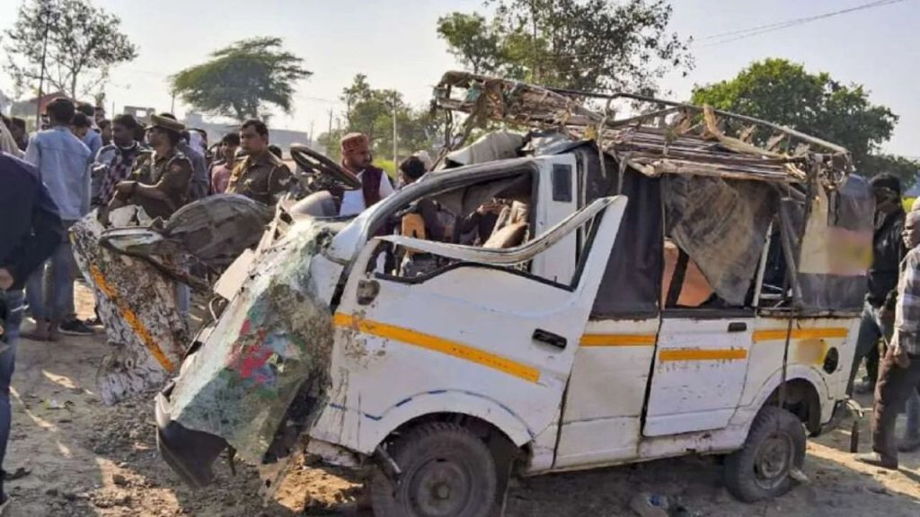 पुणे में सोमवार को एक दर्दनाक हादसा हो गया. पहाड़ी इलाके से पिकअप वैन गिरने...