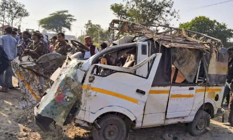 पुणे में सोमवार को एक दर्दनाक हादसा हो गया. पहाड़ी इलाके से पिकअप वैन गिरने...