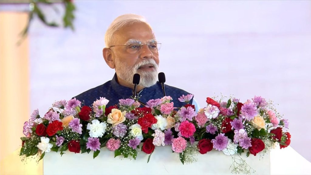 प्रधानमंत्री नरेंद्र मोदी ने आज दिल्ली में दो प्रमुख राजमार्ग परियोजनाओं...