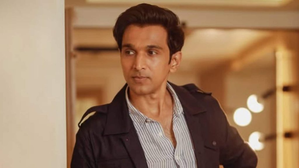 અભિનેતા પ્રેટેક ગાંધીની ફિલ્મ ફુલે વિશે ઘણું હંગામો થયો હતો. તેની ફિલ્મ … एक्टर प्रतीक गांधी की फिल्म फुले को लेकर काफी बवाल हुआ था। उनकी इस फिल्म को...