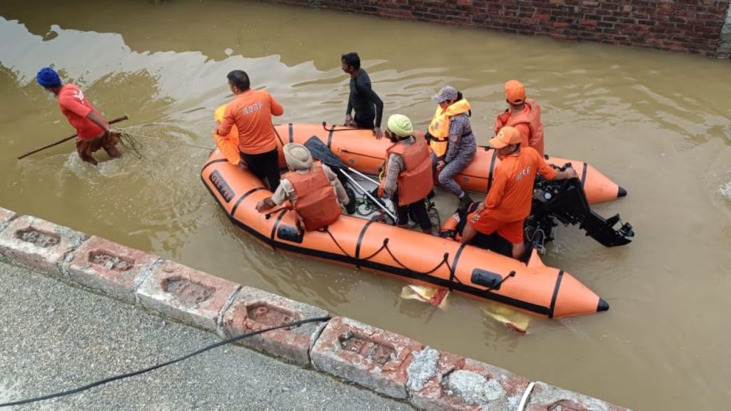 પંજાબમાં તાજેતરના પૂરથી ઘણા જિલ્લાઓ પર અસર થઈ છે, પરંતુ રાજ્ય … पंजाब में हाल ही में आई बाढ़ ने कई जिलों को प्रभावित किया है, लेकिन राज्य...