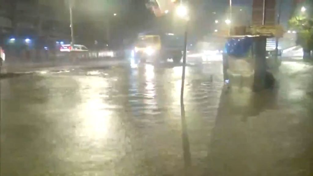 Mumbai Rains: मुंबई के कई इलाकों में भारी बारिश के चलते ऑरेंज और रेड अलर्ट जारी किया...