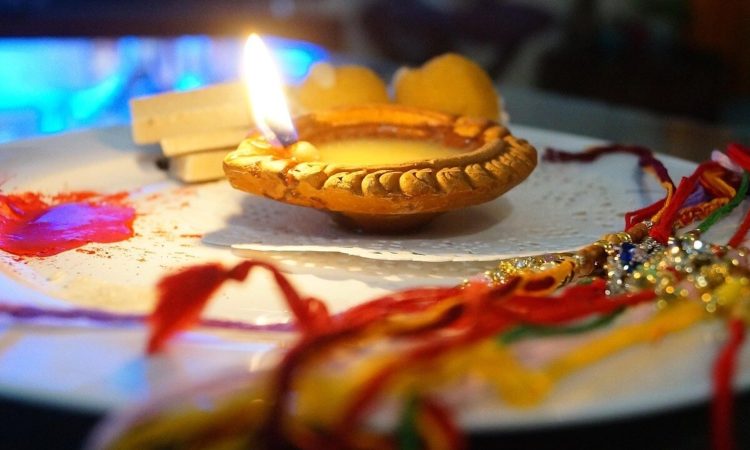 Rakhi ka Shubh Muhurat: रक्षा बंधन पर राखी बांधने के लिए ब्रह्म मुहूर्त सुबह 04 बजकर 22 मिनट...