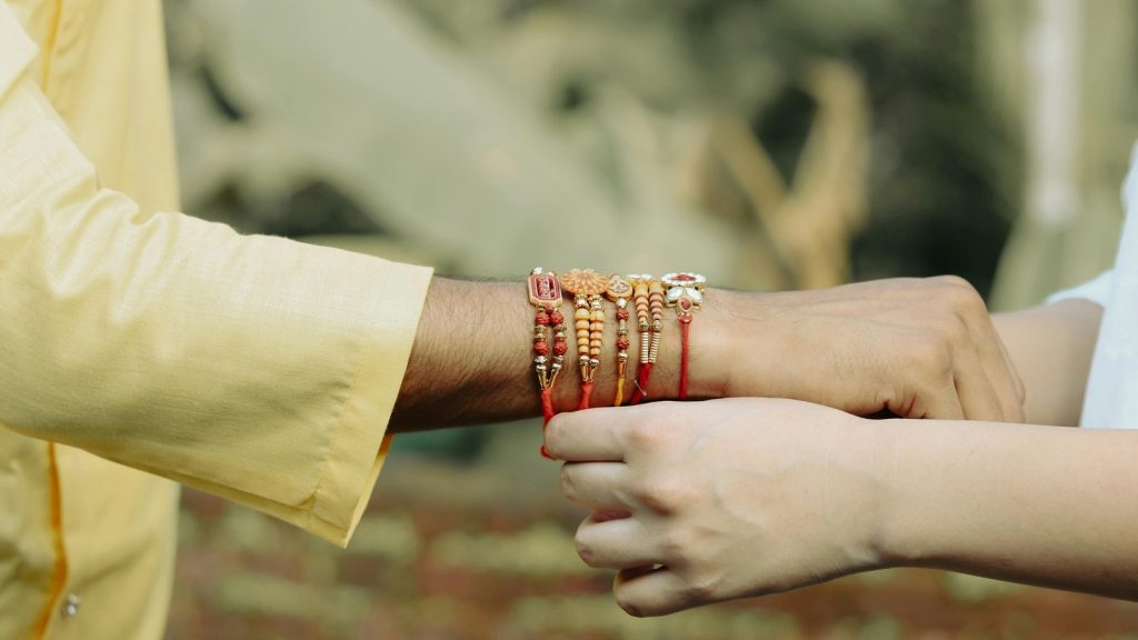 Raksha bandhan do and don't: रक्षा बंधन के दिन भाई-बहन को कुछ बातों का खास ध्यान रखना चाहिए।...