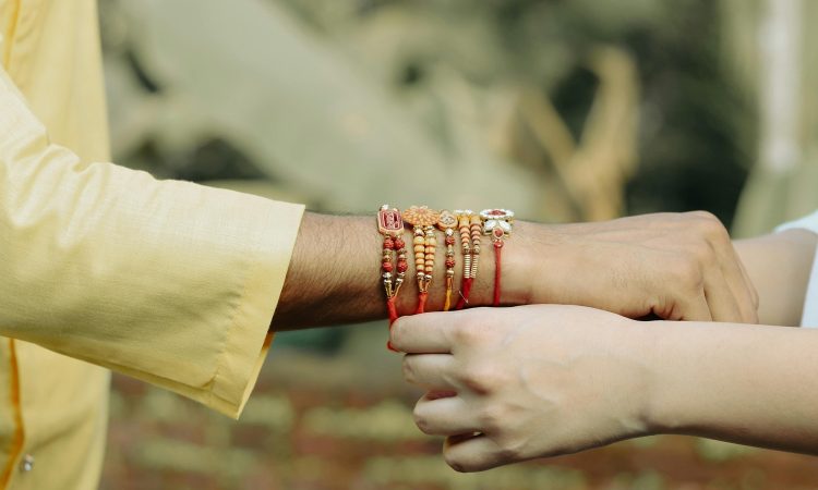 Raksha bandhan do and don't: रक्षा बंधन के दिन भाई-बहन को कुछ बातों का खास ध्यान रखना चाहिए।...
