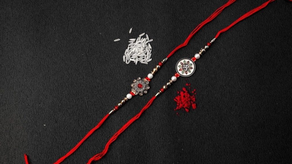 રક્ષા બંધન: શ્રાવણ મહિનાનો પૂર્ણ ચંદ્ર દિવસ ત્રણ જુદા જુદા નામોથી જાણીતો છે. Raksha Bandhan: श्रावण मास की पूर्णिमा का दिन तीन भिन्न-भिन्न नामों से जाना जाता है-...