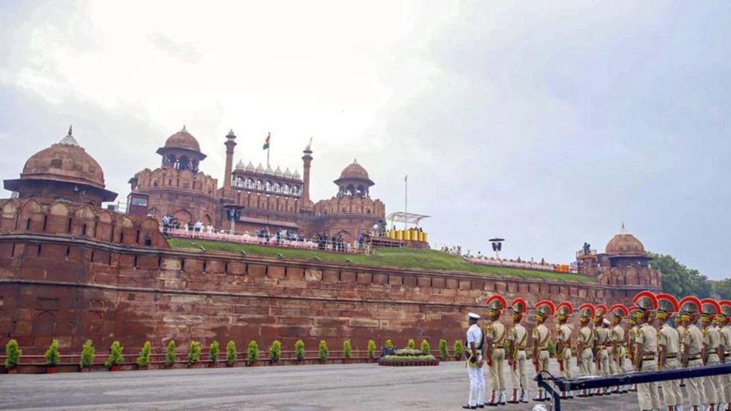 Red Fort Dummy Bomb: लाल किले पर नियमित सुरक्षा अभ्यास के दौरान बड़ी लापरवाही हुई. इस...