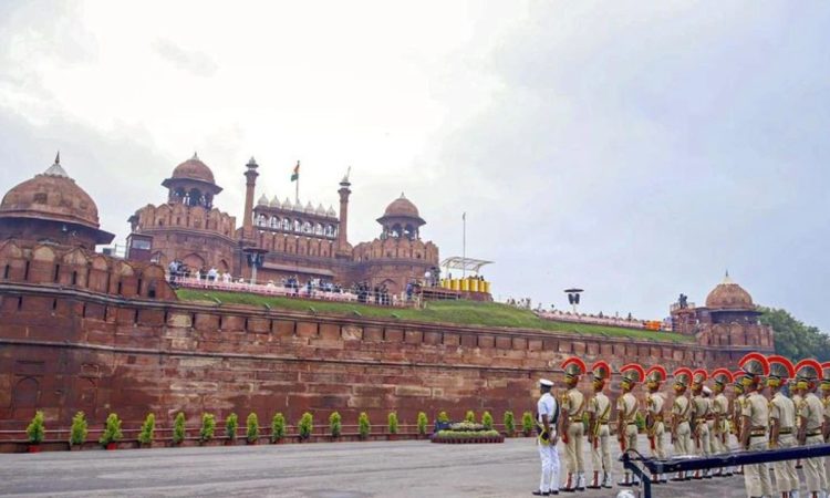 Red Fort Dummy Bomb: लाल किले पर नियमित सुरक्षा अभ्यास के दौरान बड़ी लापरवाही हुई. इस...