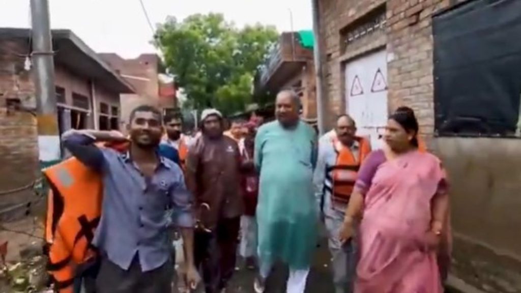 उत्तर प्रदेश के मत्स्य पालन मंत्री संजय निषाद की बाढ़ प्रभावित क्षेत्र...