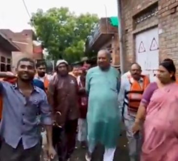 उत्तर प्रदेश के मत्स्य पालन मंत्री संजय निषाद की बाढ़ प्रभावित क्षेत्र...