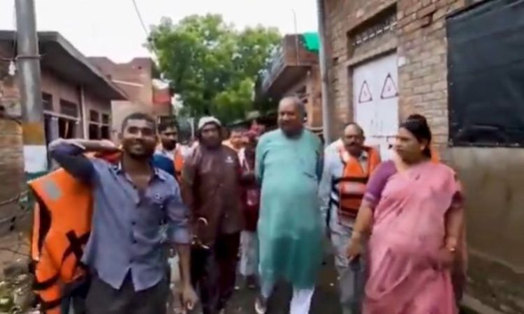उत्तर प्रदेश के मत्स्य पालन मंत्री संजय निषाद की बाढ़ प्रभावित क्षेत्र...