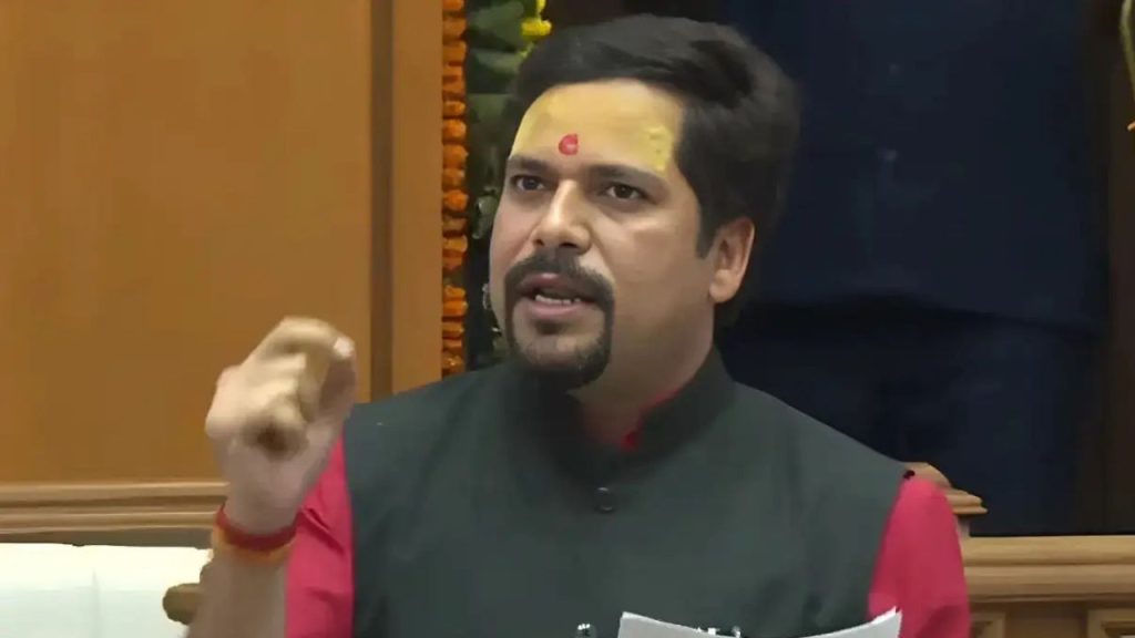 आम आदमी पार्टी के विधायक संजीव झा ने दिल्ली विधानसभा में मुख्यमंत्री रेखा...