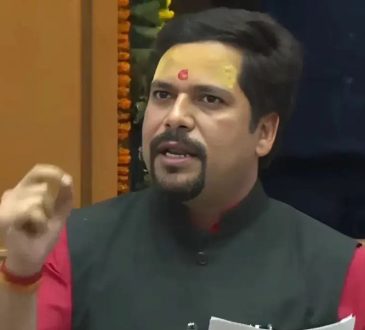 आम आदमी पार्टी के विधायक संजीव झा ने दिल्ली विधानसभा में मुख्यमंत्री रेखा...