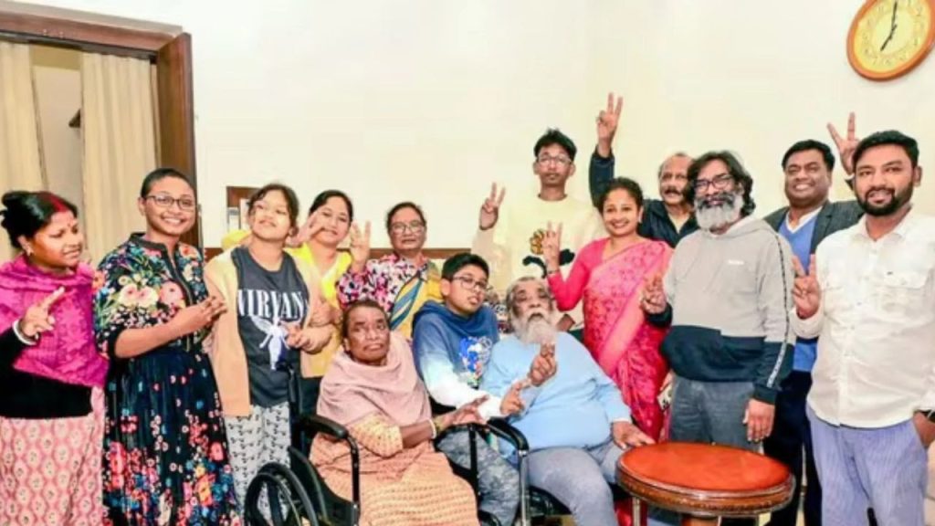 81 साल की उम्र में शिबू सोरेन का निधन हो गया. वह पत्नी, तीन बेटे, एक बेटी, बहू,...