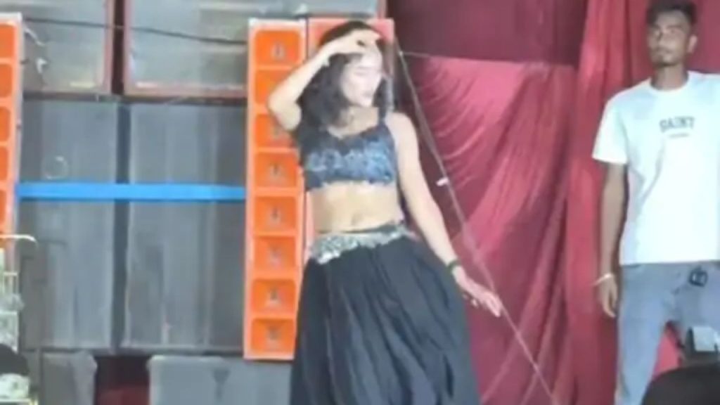 बदलापुर कोतवाली के प्रभारी निरीक्षक अरविंद कुमार पांडेय ने इस वीडियो पर...