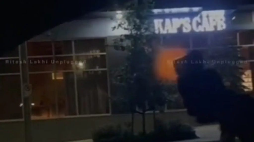 कपिल शर्मा के कनाडा कैफे पर महीने में दूसरी बार फायरिंग हुई है. कनाडा के सरे...