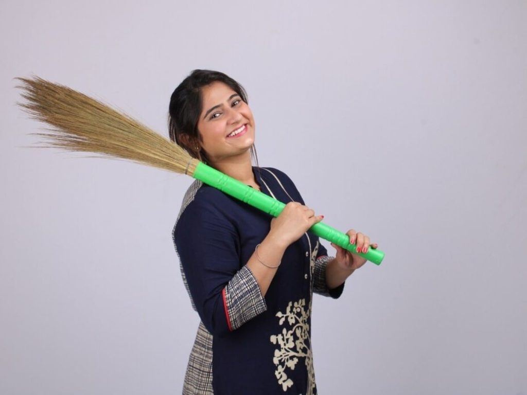 वास्तु शास्त्र: घर में नया झाड़ू लाने के बाद जरूर करें ये काम, मां लक्ष्मी होंगी...