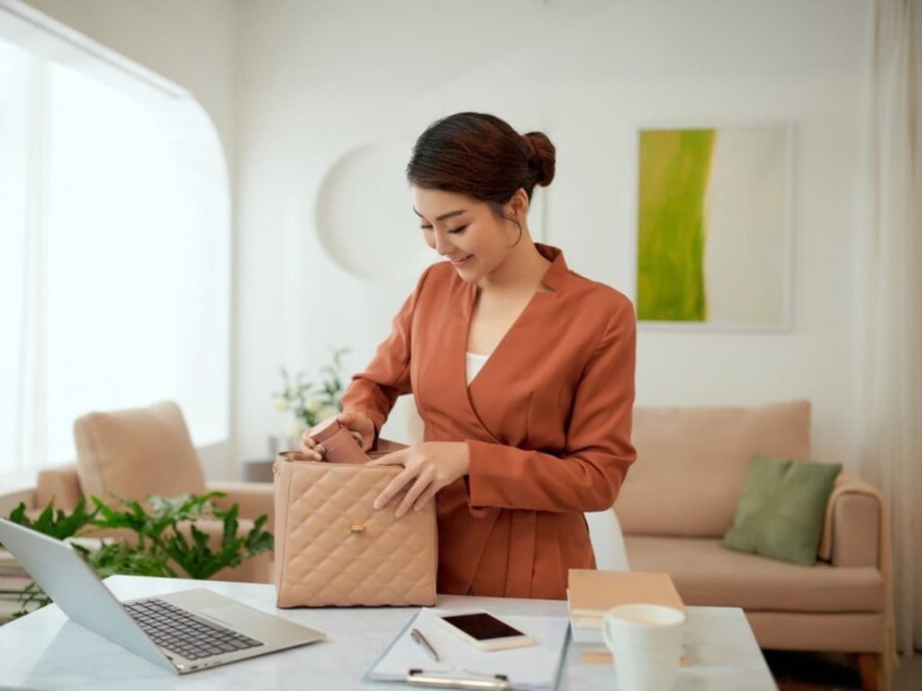 वास्तु शास्त्र: ऑफिस बैग में गलती से ना रखें ये 5 चीजें, तरक्की में आती है...