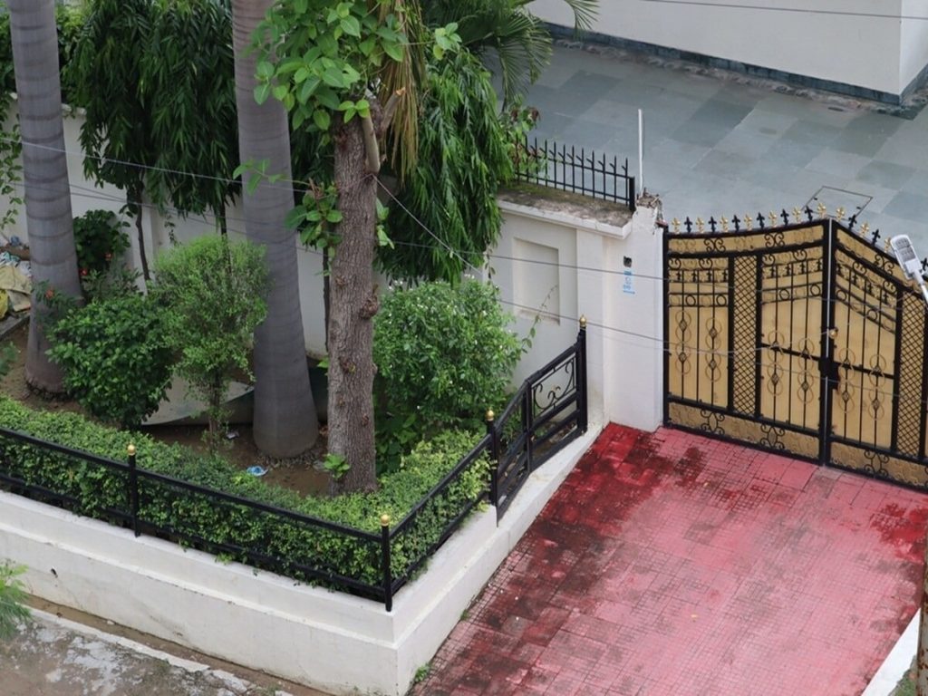 घर के मुख्य द्वार पर गलती से ना लगाएं ऐसे पौधे, बढ़ती है नेगेटिविटी और होती है धन...