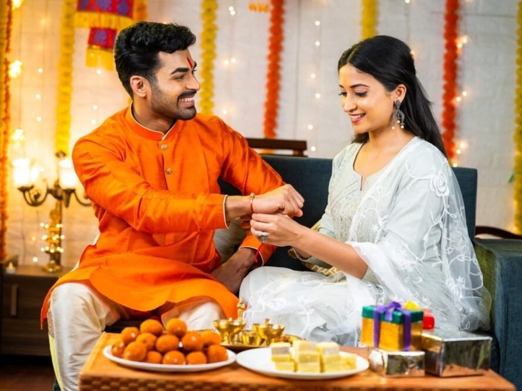 वास्तु शास्त्र: भाई को राखी बांधते समय गांठ लगाने से लेकर दिशा तक, इन नियमों का करें...