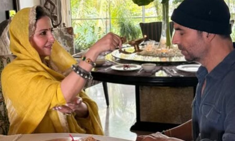 बॉलीवुड एक्टर अक्षय कुमार ने आज रक्षाबंधन के मौके पर बहन अल्का के साथ...