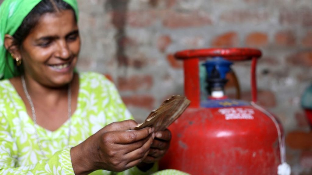 केंद्र सरकार घरेलू रसोई गैस (LPG) की कीमतों को नियंत्रित करने के लिए एक...