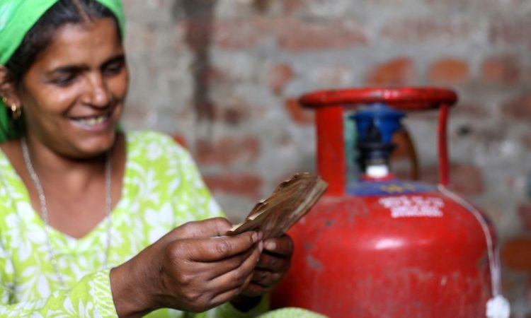 केंद्र सरकार घरेलू रसोई गैस (LPG) की कीमतों को नियंत्रित करने के लिए एक...