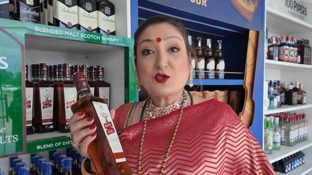 બોલિવૂડ અભિનેતા ગોવિંડાની પત્નીએ પોતાનો વ log લોગ શરૂ કર્યો છે. પ્રથમ vlog માં … बॉलीवुड एक्टर गोविंदा की पत्नी ने अपना व्लॉग शुरू किया है। पहले व्लॉग में...